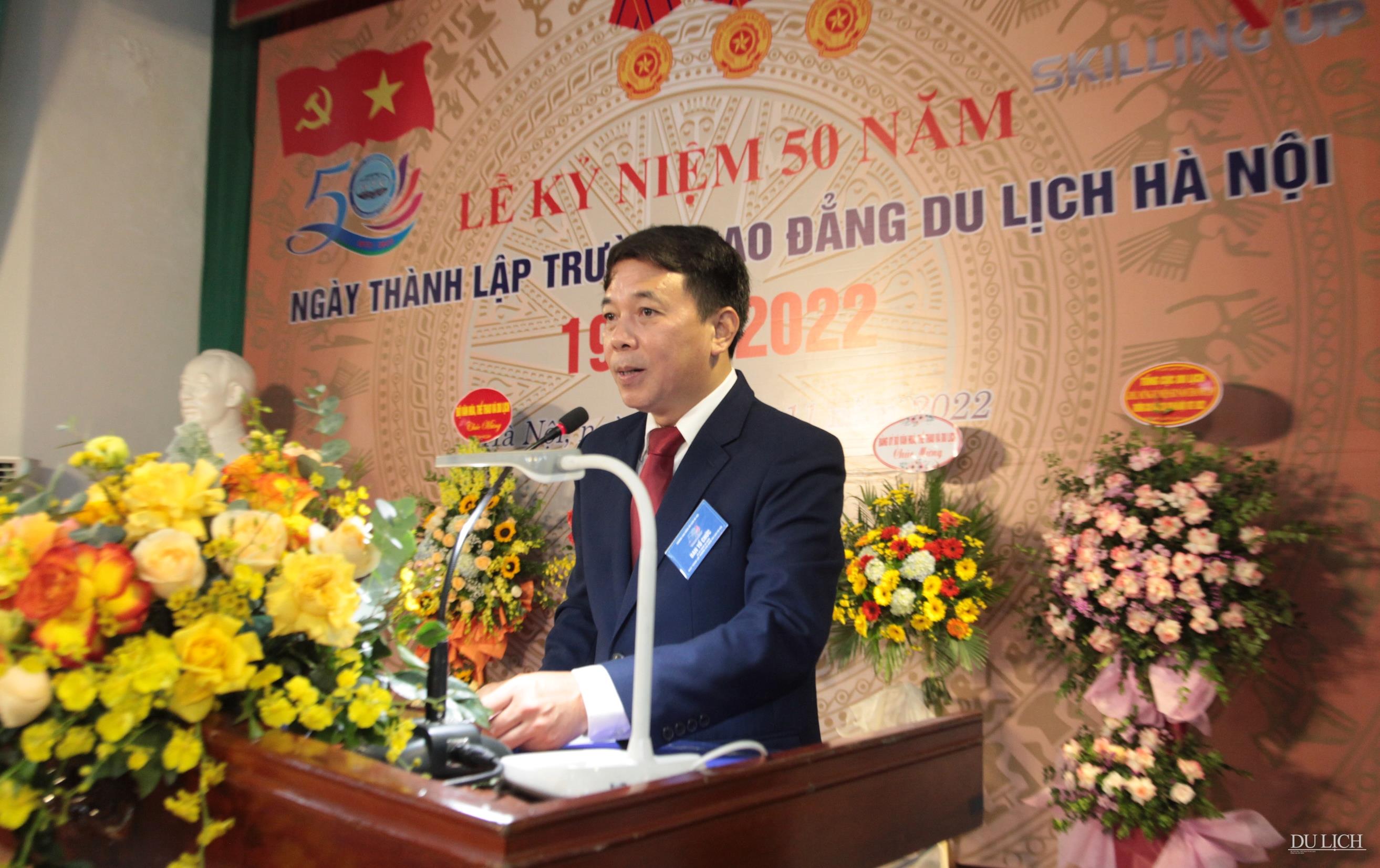 Hiệu trưởng Trường CĐDL Hà Nội Trịnh Cao Khải đọc diễn văn kỷ niệm